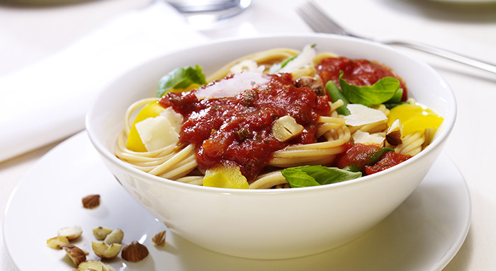 Spaghetti mit mediterranem Gemüse und Haselnüssen